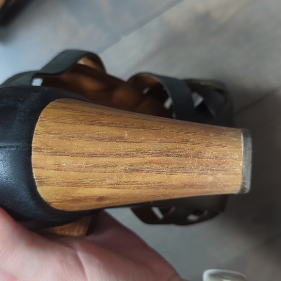 Clark's Size 6.5 Black Leather Sandals - Picture 9 of 11